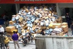 外贸企业“抢舱”出货  