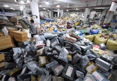 中国发往美国集装箱爆仓 